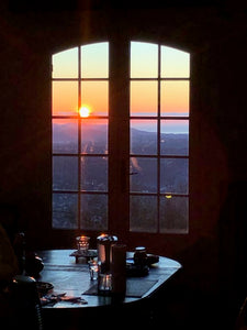 Majatalo Mas Angelina Bed and Breakfast Provencessa Katariinan vieraana kuva panoramamaisemasta talon ruokailuhuoneen ikkunasta Välimerelle ja auringonnousuun