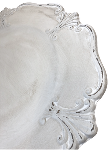 Antiikkivalkoinen patinoitu koristelautanen pöydälle vanhanaikainen lautasen koristekuviointi heraldinen lilja La Petite Provence