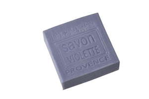 Violetti orvokkisaippua Provencesta jossa ranskankielistä tekstiä neliön muotoinen palasaippua La Petite Provence