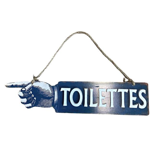 Kahdensuuntainen vessan kyltti tekstillä Toilettes ja kädellä joka näyttää vessan suunnan, ripustusnyöri luonnonväristä narua ja kyltin väri tumma sininen valkoisilla 3D-kirjaimilla La Petite Provence