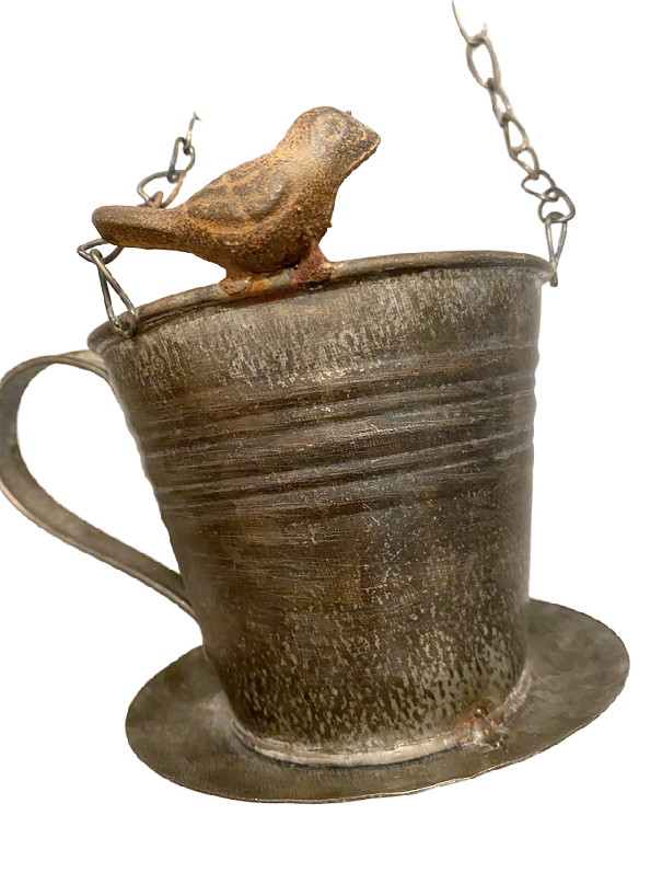Puutarhakoriste rustiikkinen kahvikuppi jonka reunalla istuu pieni ruosteinen lintu, metallinen jossa ketju, amppeli tai lintujen ruokinta-astia La Petite Provence