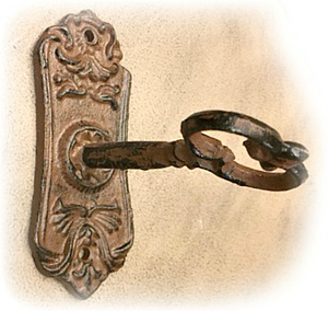 Valurautainen koukku, naulakko tai koriste, valurautainen vanhanaikainen romanttinen avaimen muotoinen vedin La Petite Provence