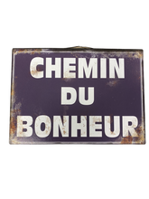 Ranskalainen katukyltti seinään Chemin du Bonheur, tumma sininen tausta ja valkoiset kirjaimet, rustiikkinen La Petite Provence
