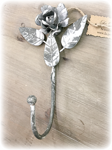 Ruusukoukku, harmaata patinoitua metallia La Petite Provence