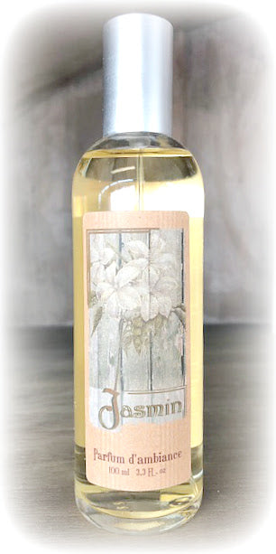 Jasmiini-huonetuoksu spray pullo, lasinen jossa vanhanaikainen jasmiinikuva ja ranskankielinen teksti Jasmin Parfum d'ambiance, hopeinen metallikorkki La Petite Provence