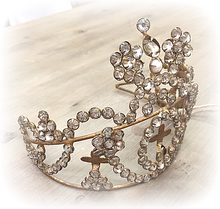 Kivikoristeinen rustiikkinen tiara-kruunu metallia kirkkain kivin La Petite Provence