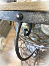 Konsolipöytä seinään puuta ja tummaa provencelaistyylistä kiehkuraa metallia La Petite Provence