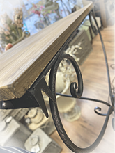 Konsolipöytä seinään puuta ja tummaa provencelaistyylistä kiehkuraa metallia La Petite Provence