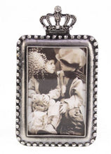 Pikkuruinen Kruunu-valokuvakehys koristekivin, hopean väristä patinoitua metallia, pieni siro kokoinen kehys, jossa kruunu ja kivikoristeinen kehystävä rivi kirkkaaita timantin näköisiä kiviä ja kehyksessä kuva lapsista vanhanaikaisessa asussa La Petite Provence