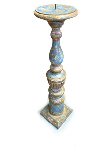 Korkea patinoitunut puinen kynttilänjalka turkoosin vihreän ja sinisen sekä kullan väreissä La Petite Provence