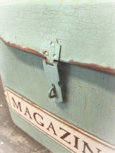 Lehtiteline Vintage-salkku vaaleanvihreätä patinoitua metallia kannella ja tekstillä Magazines La Petite Provence