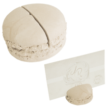 Nimikortinpidikkeet, macaron-leivoksen näköinen kipsiesine jossa lovi keskellä korttia varten, kermanvärinen La Petite Provence