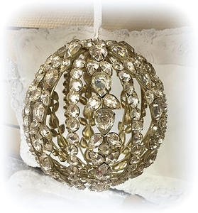 Suuri koristepallo sisutukseen tai joulukoristeluun, kullanväristä metallia ja kirkkaita kiviä La Petite Provence