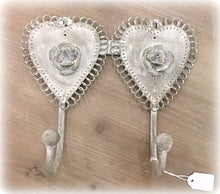 Harmaa metallinaulakko kahdella koukulla, shabby chic sydän- ja ruusukoristeinen La Petite Provence