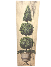 Buxus-puu, korkea sisustustaulu vihreälehtinen trimmattu puu kauniissa vanhanaikaisessa ruukussa puun näköisellä taustalevyllä La Petite Provence