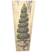 Buxus-puut, korkea sisustustaulu vihreälehtinen trimmattu puu kauniissa vanhanaikaisessa ruukussa puun näköisellä taustalevyllä La Petite Provence