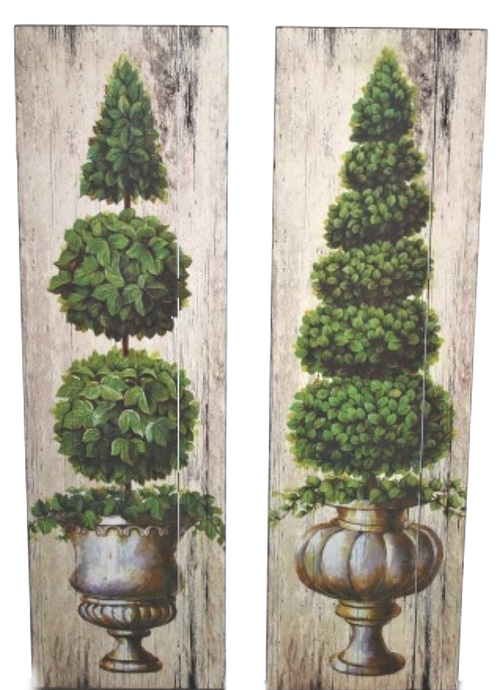 Buxus-puut, kaksi korkeata sisustustaulua vihreälehtisiä trimmattuja puita kauniissa vanhanaikaisissa ruukuissa puun näköisellä taustalevylläLa Petite Provence