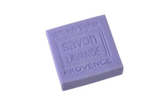 Violetti laventelisaippua Provencesta jossa ranskankielistä tekstiä neliön muotoinen palasaippua La Petite Provence