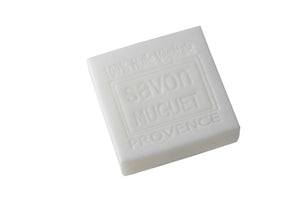 Valkoinen kielosaippua Provencesta jossa ranskankielistä tekstiä neliön muotoinen palasaippua La Petite Provence