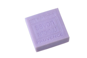 Violetti Patsulisaippua Provencesta jossa ranskankielistä tekstiä neliön muotoinen palasaippua La Petite Provence