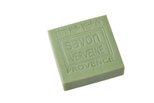 Vihreä verbenasaippua Provencesta jossa ranskankielistä tekstiä neliön muotoinen palasaippua La Petite Provence