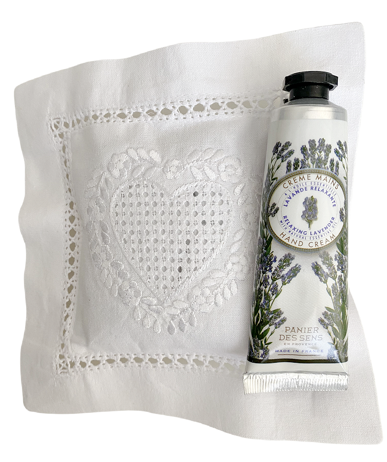 Valkoinen laventelityyny jossa brodeerattu sydän sekä pieni laventelikäsirasva jossa laventelinkuvia ja musta korkki La Petite Provence