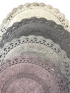 Kylpymatto vanhanaikaisella virkatulla reunuksella neljä eri väristä: kerma, tuhka, beige ja roosa päällekäin kuvassa La Petite Provence