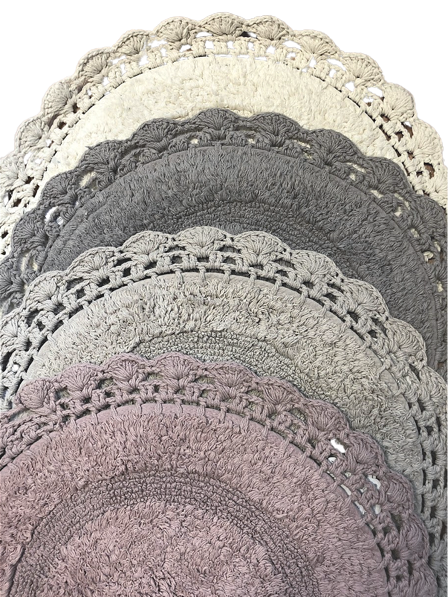 Kylpymatto vanhanaikaisella virkatulla reunuksella neljä eri väristä: kerma, tuhka, beige ja roosa päällekäin kuvassa La Petite Provence