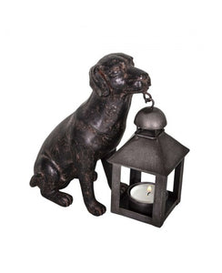 Vanhanaikaisen lyhdyn muotoista tuikkulyhtyä pitelevä koira-patsas tummaa metallia La Petite Provence