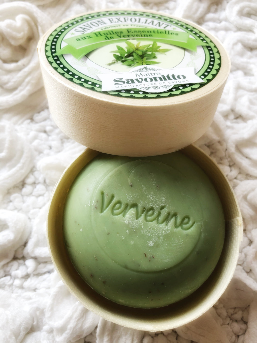 Pyöreä verbena-palasaippua, vihreä saippua jossa lukee Verveine, puurasia auki La Petite Provence
